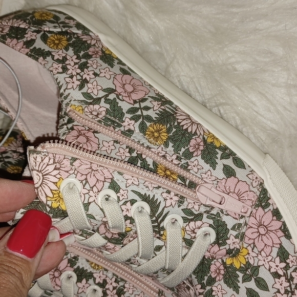 CAT & JACK SLIP ON SNEAKERS - Picture 16 of 16